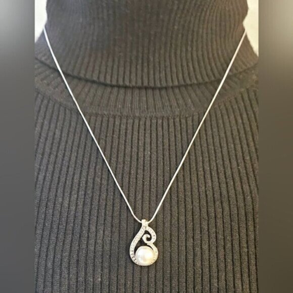Pearl & Rhinestone Pendant Silver Tone Necklace - Picture 6 of 7